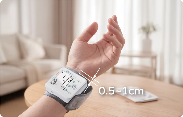 將 PressPro 醫療級充電式智能血壓計 (腕帶式) 綁於 手腕下 0.5 ~ 1cm